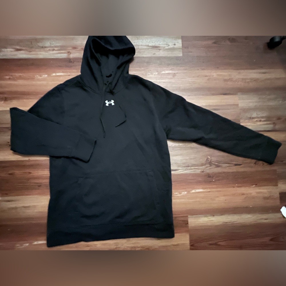 Under Armour like new! BlkHoodie with hand pocket M/L